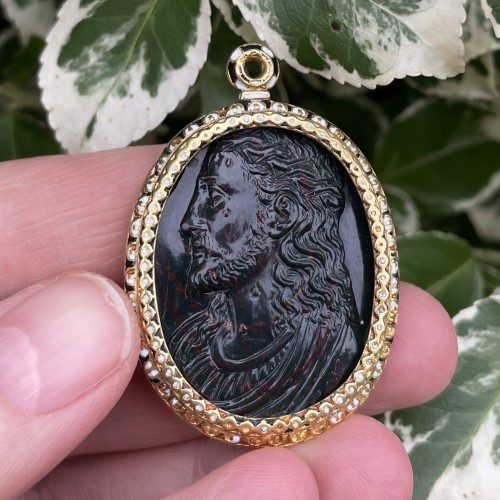 XVIIe siècle - Pendentif Renaissance en or et émail avec un camée du Christ et de la Vierge