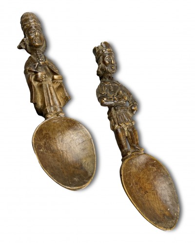 Pair of figural fruitwood spoons,17th century - 