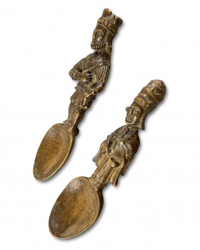 17th century - Pair of figural fruitwood spoons,17th century