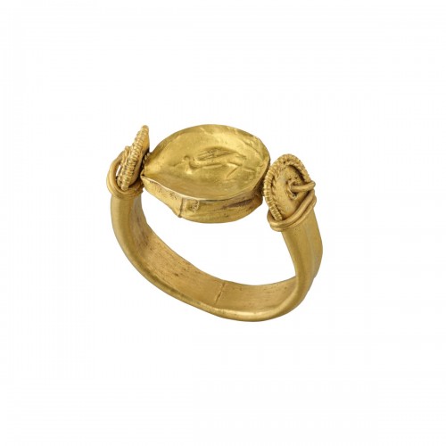 Ancient gold scarab ring with a heron