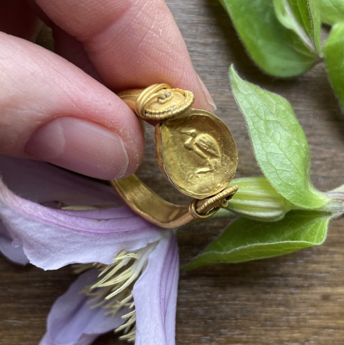 BC to 10th century - Ancient gold scarab ring with a heron