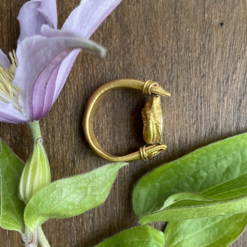 Ancient gold scarab ring with a heron - 