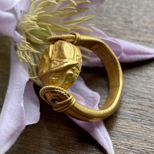 Antiquités - Ancient gold scarab ring with a heron