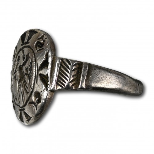 Curiosities  - Medieval silver signet ring engraved with an eagle