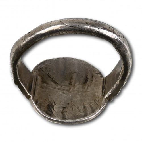 Medieval silver signet ring engraved with an eagle - 