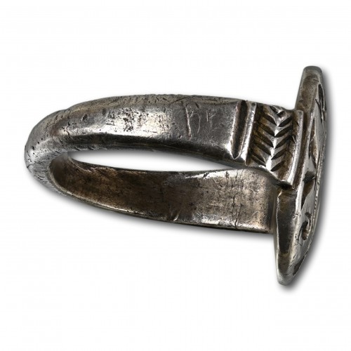 Medieval silver signet ring engraved with an eagle - 