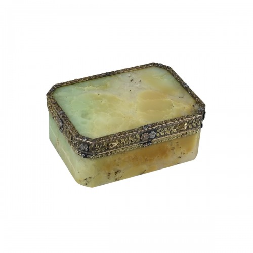 Vari-coloured gold mounted chalcedony snuff box