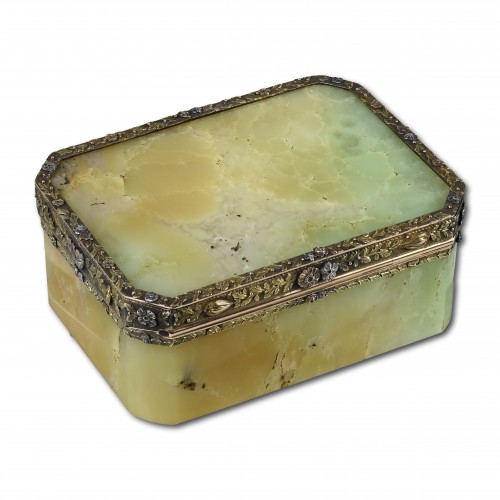 Objects of Vertu  - Vari-coloured gold mounted chalcedony snuff box