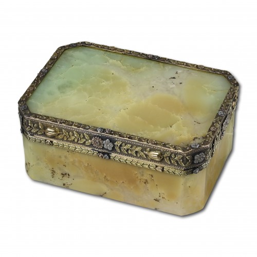 18th century - Vari-coloured gold mounted chalcedony snuff box