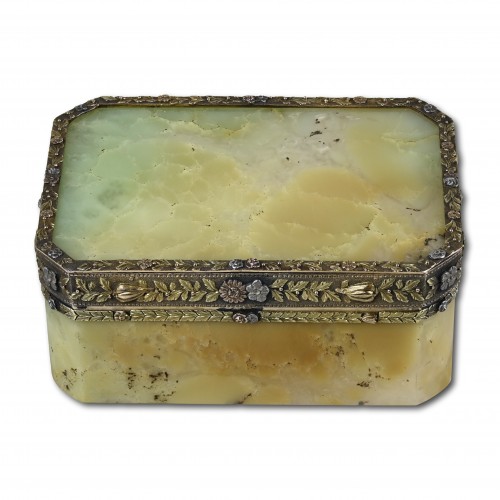 Vari-coloured gold mounted chalcedony snuff box - 