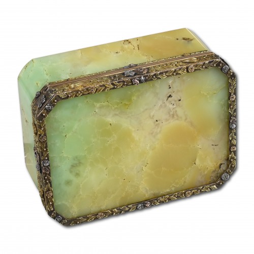  - Vari-coloured gold mounted chalcedony snuff box