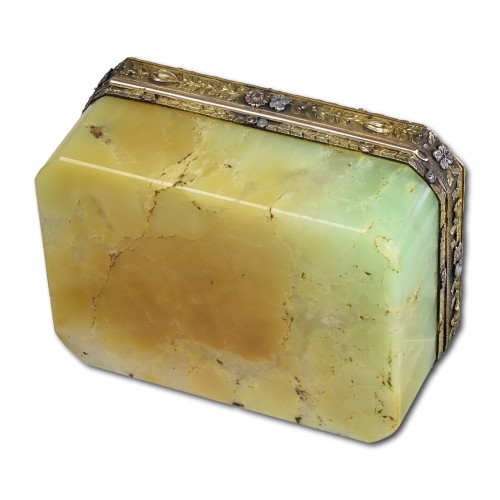 Antiquités - Vari-coloured gold mounted chalcedony snuff box