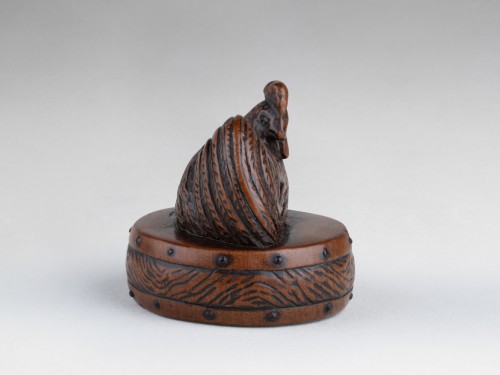 Antiquités - Netsuke by Tametaka. A wood model depicting a rooster