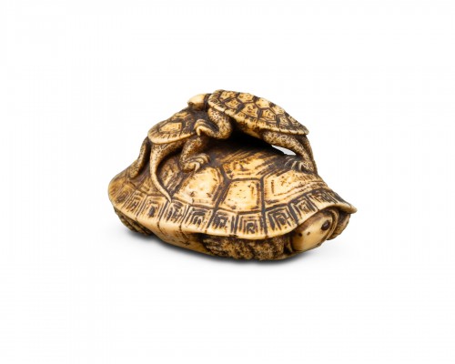 Netsuke modèle en ivoire représentant trois tortues. Japon Edo