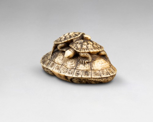 Netsuke modèle en ivoire représentant trois tortues. Japon Edo - Arts d