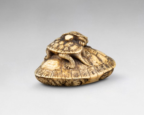 Netsuke modèle en ivoire représentant trois tortues. Japon Edo - Reflets des Arts