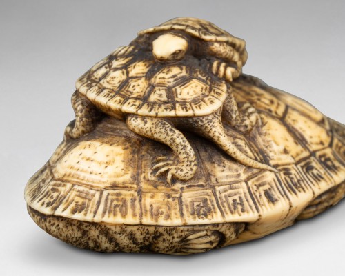 XIXe siècle - Netsuke modèle en ivoire représentant trois tortues. Japon Edo