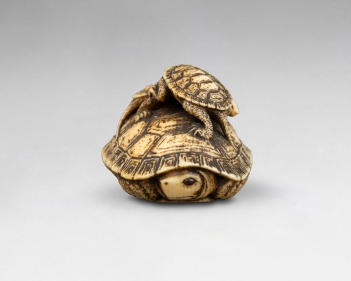 Netsuke modèle en ivoire représentant trois tortues. Japon Edo - 