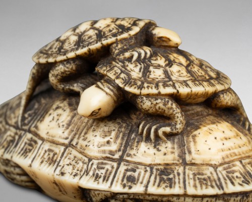 Antiquités - Netsuke modèle en ivoire représentant trois tortues. Japon Edo