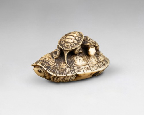 Antiquités - Netsuke modèle en ivoire représentant trois tortues. Japon Edo