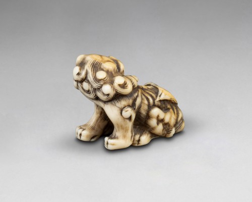 XVIIIe siècle - Netsuke – modèle en ivoire sculpté Shishi, Japon Edo