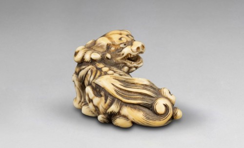 Antiquités - Netsuke – modèle en ivoire sculpté Shishi, Japon Edo