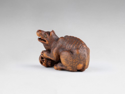 Netsuke By Kokei, Exceptional Model Of A Wolf With A Paw Holding A Skull. J - Asian Works of Art Style 