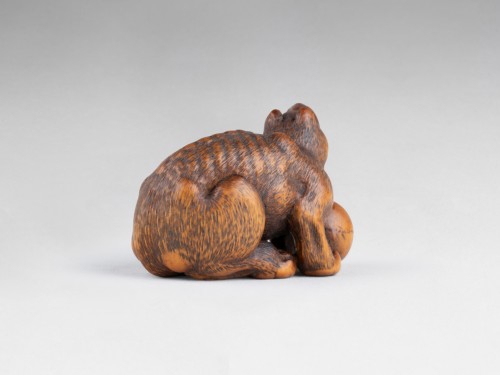 Netsuke par kokei, modèle de loup la patte retenant un crâne, japon 19e - Reflets des Arts