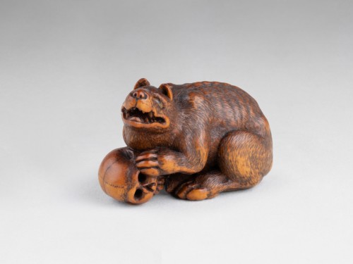  - Netsuke By Kokei, Exceptional Model Of A Wolf With A Paw Holding A Skull. J