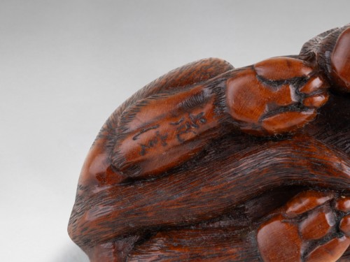 Antiquités - Netsuke par kokei, modèle de loup la patte retenant un crâne, japon 19e