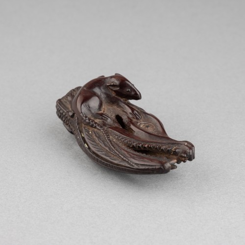 Netsuke en bois sculpté, représentant un rat grimpant sur une tête de saumon séché - Arts d