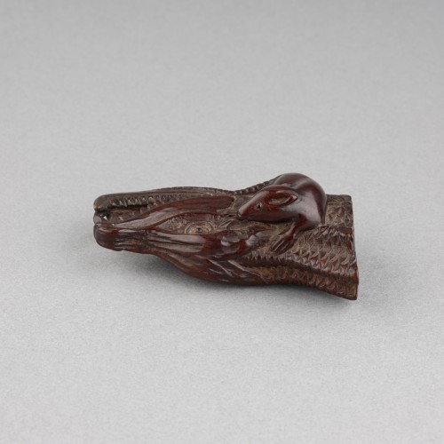 Netsuke en bois sculpté, représentant un rat grimpant sur une tête de saumon séché - Reflets des Arts