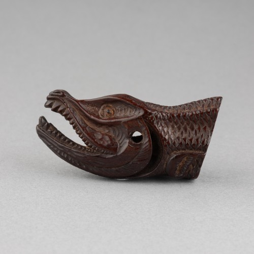 Netsuke en bois sculpté, représentant un rat grimpant sur une tête de saumon séché - 