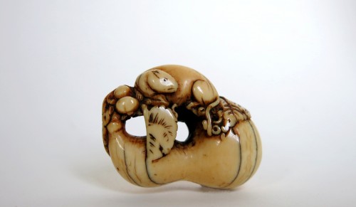 Netsuke - Rongeur sur une calebasse en ivoire. Japon Edo - Reflets des Arts