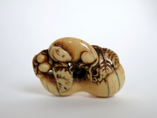 XVIIIe siècle - Netsuke - Rongeur sur une calebasse en ivoire. Japon Edo