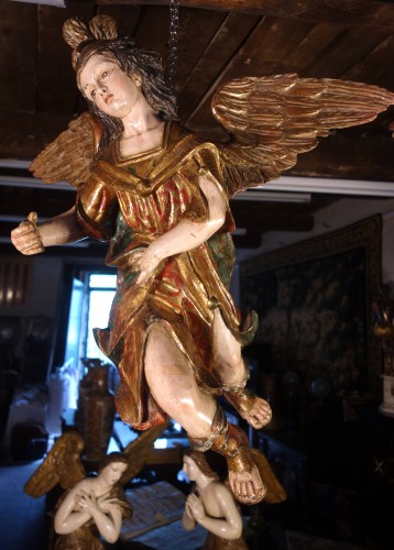 Paire d’anges suspendus en bois polychrome et doré - Sculpture Style 
