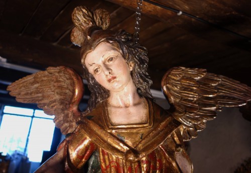 XVIIIe siècle - Paire d’anges suspendus en bois polychrome et doré