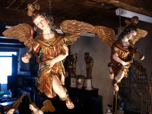 Paire d’anges suspendus en bois polychrome et doré - 