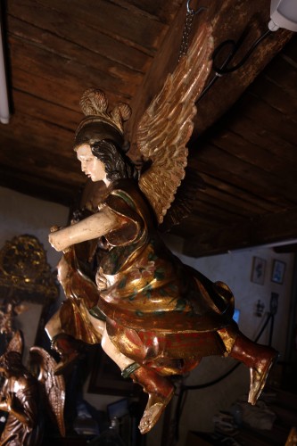 Antiquités - Paire d’anges suspendus en bois polychrome et doré