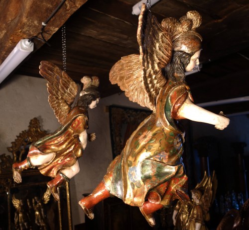 Antiquités - Paire d’anges suspendus en bois polychrome et doré