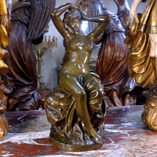 Sculpture Sculpture en Bronze - Baigneuse s’attachant les cheveux – Friedrich Beer (1846-1912)