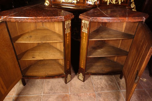 18th century - Pair of corner cabinets with architectural scenes, stamped Caumont