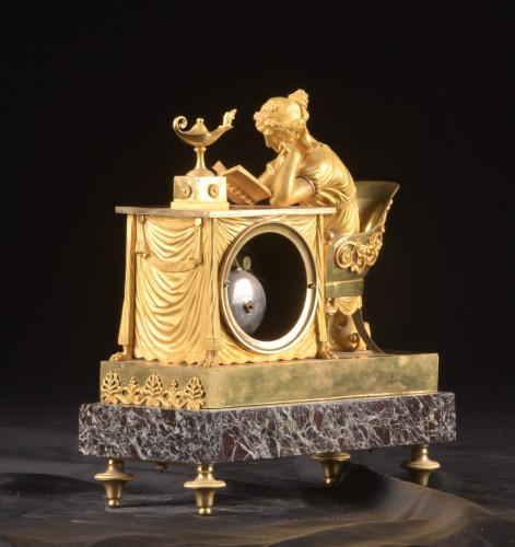 Horlogerie Pendule - La lecture, pendule de cheminée en bronze doré, ca. 180
