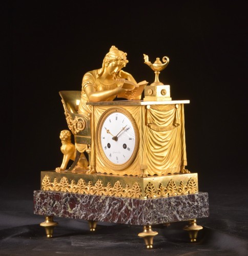Empire - La Lectura, a French Empire mantel clock in gilt bronze, ca, 1800