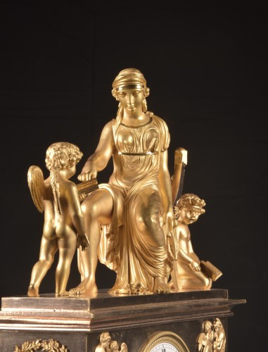 Antiquités - Cupidon et Venus,, pendule de cheminée Empire en bronze doré