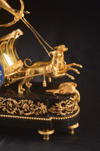 Une grande pendule à char France Empire, avec Diane, cerfs et chiens - Mora Antiques