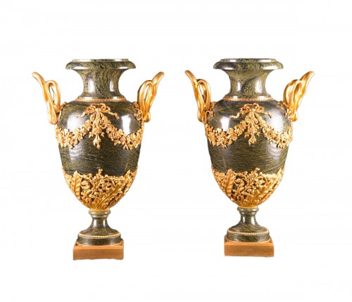 Paire de vases en marbre vert montés en bronze doré