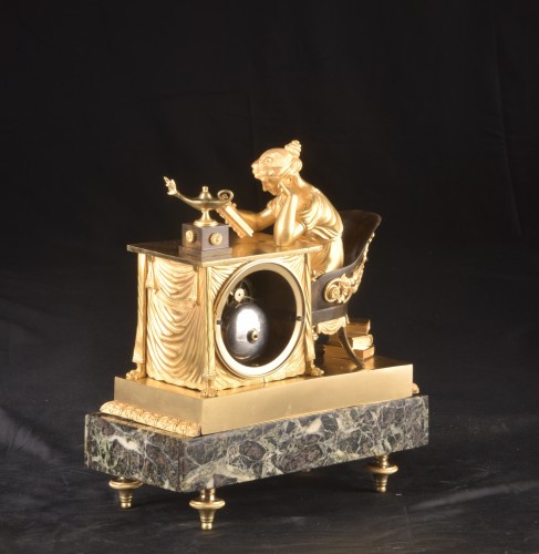 Antiquités - La Lectura, A French Empire Mantel Clock In Gilded Bronze, Ca. 1800