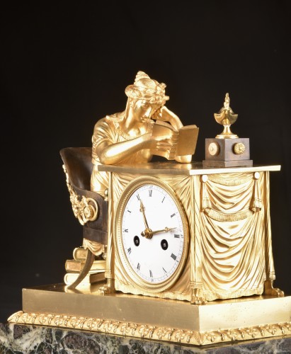 Antiquités - La Lectura, A French Empire Mantel Clock In Gilded Bronze, Ca. 1800