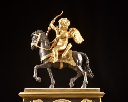 Horlogerie Pendule - Cupidon à cheval, pendule de cheminée Directoire